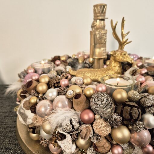 Herrlicher voller Adventskranz in rosa, gold und gedecktem weiss