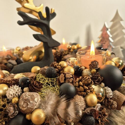 Adventskranz in Gold- und Schwarztönen mit Teelichthaltern und trendigem Fellbesatz