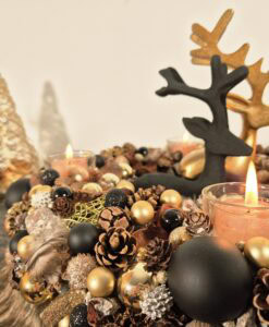 Adventskranz in Gold- und Schwarztönen mit Teelichthaltern und trendigem Fellbesatz