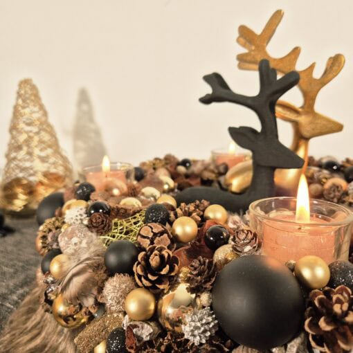 Adventskranz in Gold- und Schwarztönen mit Teelichthaltern und trendigem Fellbesatz