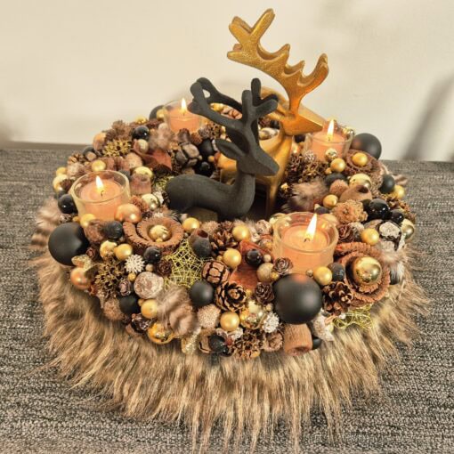 Adventskranz in Gold- und Schwarztönen mit Teelichthaltern und trendigem Fellbesatz