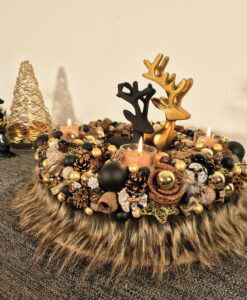 Adventskranz in Gold- und Schwarztönen mit Teelichthaltern und trendigem Fellbesatz