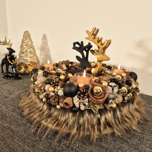 Adventskranz in Gold- und Schwarztönen mit Teelichthaltern und trendigem Fellbesatz