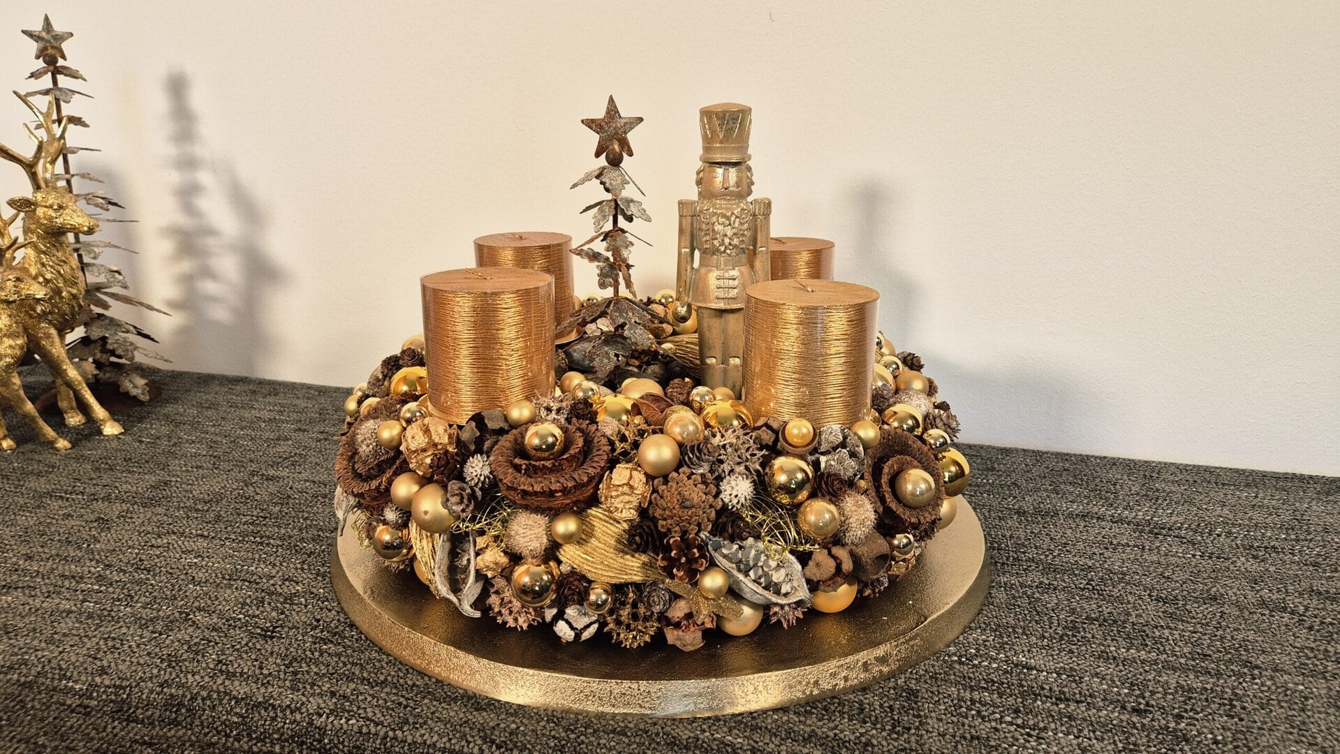 Goldene Weihnachtsdeko mit Kerzen und Naturmaterialien, festlich dekorierende Elemente für Weihnachten, dekoratives Tischarrangement, winterliche Festdekoration, festliche Raumgestaltung, Weihnachtsdeko bei Sabines Shop.